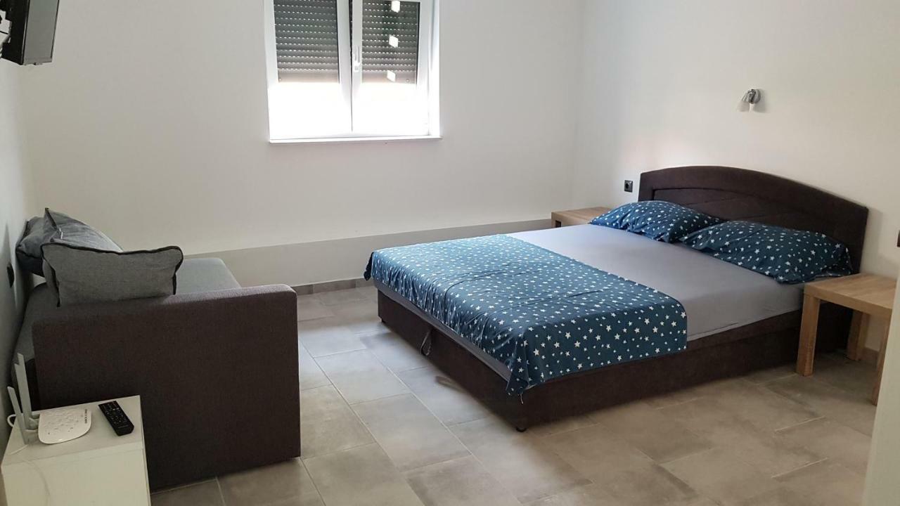ביוגראד נה מורו Apartments Star With Pool מראה חיצוני תמונה