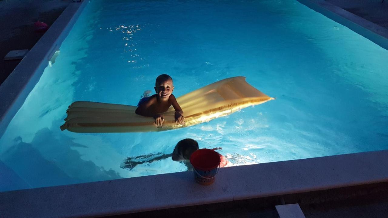 ביוגראד נה מורו Apartments Star With Pool מראה חיצוני תמונה
